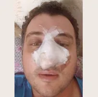 اولین ضربه را خوردم و کمی گیج شدم؛ پس از دریافت دومین ضربه تعادل خود را از دست داده و به روی زمین افتادم و در ادامه با لگد به پهلو و شکم من ضربه زد